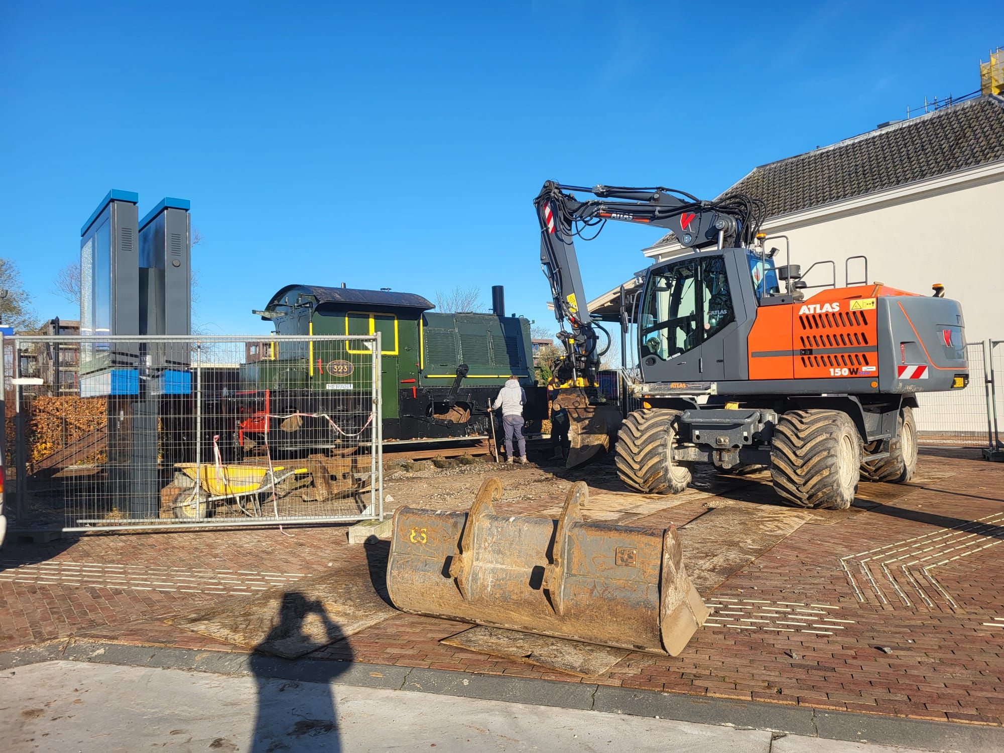 SNEEK vervangen grind en spoorbielzen onder historische locomotief op het NS Station