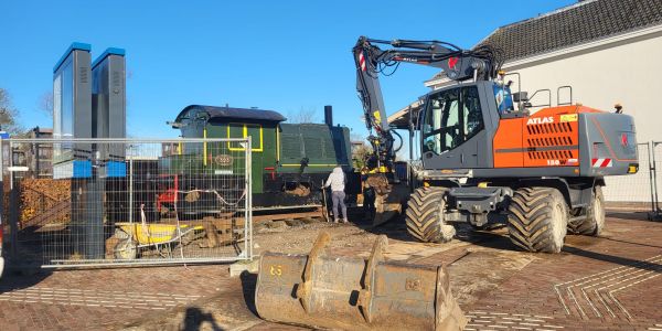 SNEEK vervangen grind en spoorbielzen onder historische locomotief op het NS Station